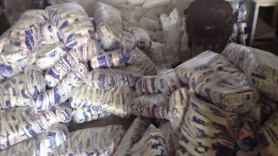القبض على مسئول مخزن مواد غذائية بحوزته 5 طن سكر