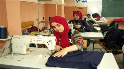 مدارس التعليم الفنى تنتج الزّى المدرسى لطلاب بعض المدارس