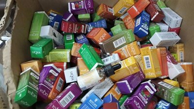 بالصور .. ضبط 2075 علبة سجائر و8000 قطعة فلتر سيجارة الكترونية 