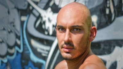 إحلق قرعة| الرجل الأصلع أكثر جاذبية للنساء.. تعرف على الأسباب