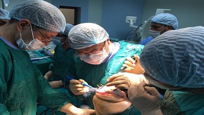 وزير الصحة يجري عملية تغيير مفصل ركبة لمريضة