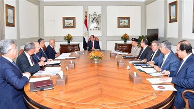 السيسي يجتمع مع رئيس مجلس الوزراء وعدد من الوزراء وكبار المسئولين