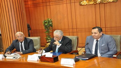 على هامش زيارته لمحافظة بورسعيد شوقى يلتقى بعدد من الطلاب والمعلمين 