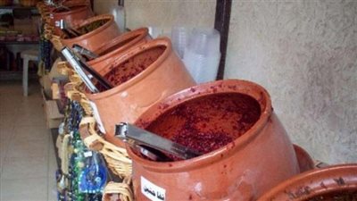 ضبط مصنع غير مرخص لإنتاح المعسل بإستخدام أوراق الشجر والكرنب وألوان صناعية بالقليوبية 