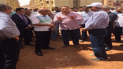 وزير الإسكان يُعنف مسئولى شركة مقاولات منفذة للإسكان الاجتماعى بأسوان