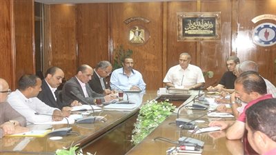 محافظ السويس يبحث عن دعم مالي وفني لجهاز النظافة بالمحافظة