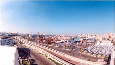 نشاط في حركة السفن والشاحنات والبضائع بميناء الاسكندرية