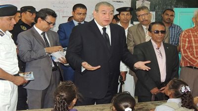 بالصور .. مدير امن السويس يزور عدد من مدارس المحافظة ويقدم الهدايا للطلاب