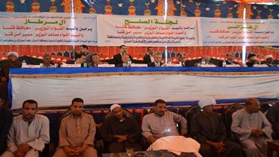 محافظ قنا يشهد جلسة الصلح بين عائلتي آل غزالي وآل مرطاز بقوص