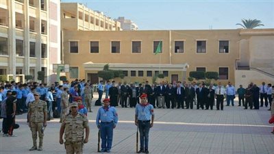 محافظ الدقهلية يشارك طلاب مدرسة المنصورة الثانوية العسكرية طابور الصباح