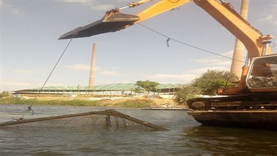 الرى تزيل الاقفاص السمكية المسببة للتلوث