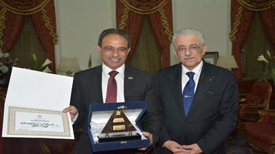 شوقى يكرم مدير إدارة حلوان لرفضه رشوة قيمتها نصف مليون جنيه 