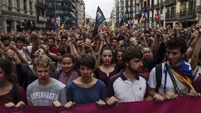 إضراب عام في كتالونيا احتجاجًا على تعامل الشرطة خلال الاستفتاء