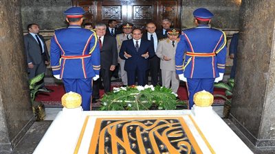 السيسي يضع اكليل الزهور على قبر الجندي المجهول في احتفالات أكتوبر 