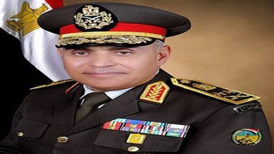 وزير الدفاع ينيب قادة الجيوش بوضع إكليل الزهور على الجندى المجهول