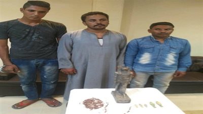 مباحث السياحة والاثار بالفيوم تضبط عامل ونجار وطالب وبحوزتهم قطع اثارية 