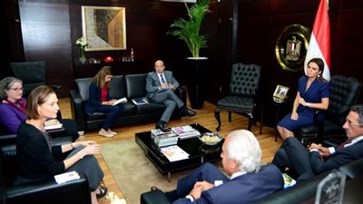 نصر تبحث الاسراع فى تفعيل الاتفاقيات الموقعة بـ 121.6 مليون دولار