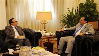 وزير الإسكان والسفير الفرنسي بالقاهرة يبحثان فرص الاستثمار بالمدن الجديدة