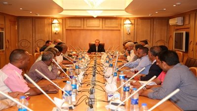 محافظ قنا يعقد اجتماعا لمناقشة آليات تنفيذ محور قوص - نقادة على النيل