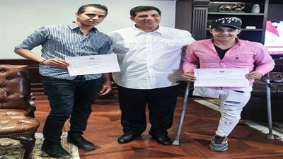 بالصور.. اشرف شيحة يكرم الشابين 