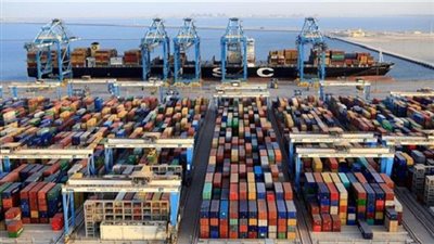 50 حاوية من خام الرخام تغادر ميناء دمياط بالسكة الحديد 