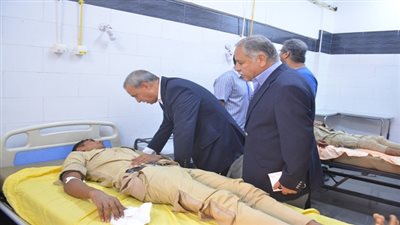 الهجان ومدير أمن قنا يطمئنان على المصابين فى حادث انقلاب سيارة الشرطة