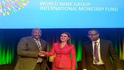 رسمياً سحر نصر تتسلم رئاسة التجمع الافريقى لعام 2018 خلال اجتماعات البنك الدولى