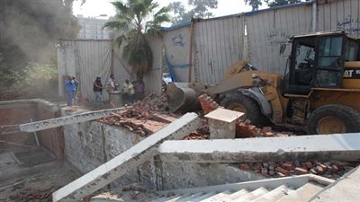 بالصور.. الجيزة تزيل مخالفات المرسى النهرى لنادى الزمالك