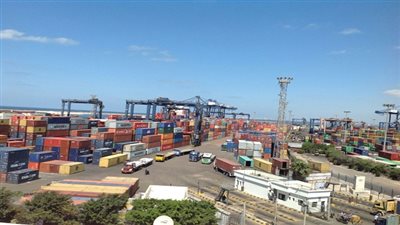 نشاط في حركة السفن والشاحنات ووصول ١٩٠ ألف طن بضائع إلي ميناء الاسكندرية