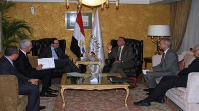 عرفات يلتقي السفير الفرنسي بالقاهرة ورئيس شركة السكك الحديدية الفرنسية