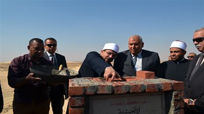 وزير الأوقاف يغرس نخلة بمطار الخارجة ويضع حجر الأساس لمسجد 