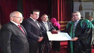 وزير التعليم العالى يكرم 186 عالمًا وباحثًا من الفائزين بجوائز الدولة 