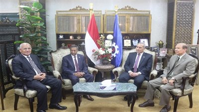 بالصور.. محافظ السويس يبحث مع رئيس مصنع 