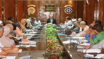 محافظ السويس يؤكد علي مديري المديريات بالأستعداد لأحتفالات المحافظة بعيدها القومي