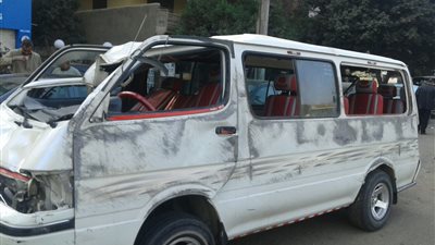 انقلاب ميكروباص بالقرب من محطة مترو المنيب