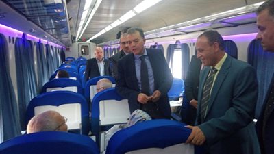 وزير النقل يستقل القطار رقم ٩٠٥ المتجه من القاهرة الى الاسكندرية