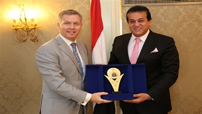 عبد الغفار يبحث سبل التعاون بين مصر وكندا في المجالات التعليمية والبحثية