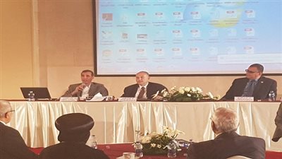 عبد الغفار يتلقى تقرير حول فعاليات ورشة عمل (فرصتك لبحثك)