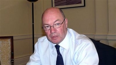 وزير الدولة البريطاني يصل مطار القاهرة