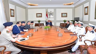 السيسي يعقد اجتماعاً مع وزير الدفاع ووزير الداخلية ورئيس المخابرات العامة وعدد من قيادات ومسئولي وزارتي الدفاع والداخلية
