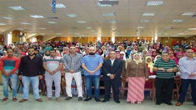 بالصور.. طلاب التمريض والتربية النوعية يقفون دقيقة حداد على ارواح شهداء الشرطة مع بداية اليوم الدراسى بالدقهلية