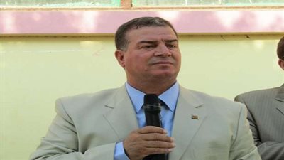 وكيل تعليم الفيوم يكرم مديرة مدرسة الثانوية بنات وذلك لانضباط العملية التعليمية 