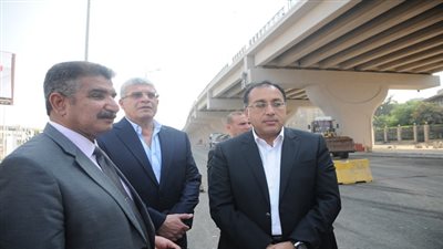 وزير الإسكان يتفقد تشطيبات كوبري الفنجرى قبل بدء التشغيل