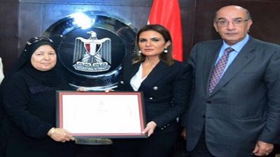 سحر نصر تستقبل سيدة تتبرع بشبكة ابنتها المتوفاة لصندوق تحيا مصر