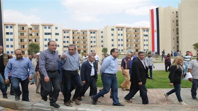مدبولي خلال جولته بالمدينة: 43500 وحدة إسكان اجتماعي بالعاشر من رمضان.. وتجهيز 62 عمارة للتسليم