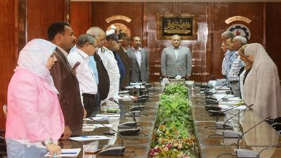 دقيقة حداد علي روح الشهيد أحمد شوشة فى مؤتمر المتابعة الاسبوعى بالسويس