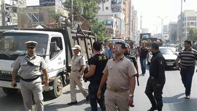 حملة مكثفة لازالة واشغالات بحي غرب المنصورة لإعادة الانضباط لشارع بالدقهلية