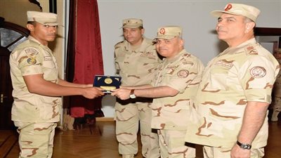 وزير الدفاع يلتقي ضباط وصف وجنود القوات المسلحة بنطاق المنطقة المركزية العسكرية