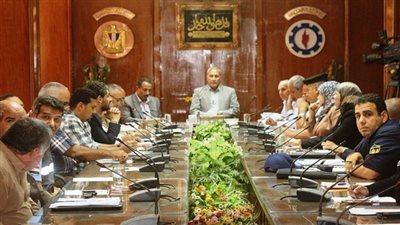 محافظ السويس يناقش استعدادات المحافظة لمجابهة أخطار السيول