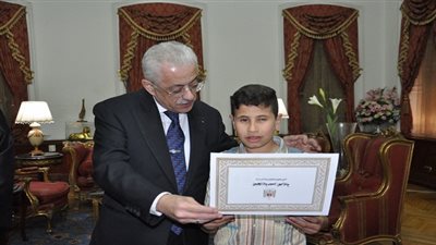 شوقى يكرم الطالبين الفائزين فى مسابقة التحدى العربى بدبى 